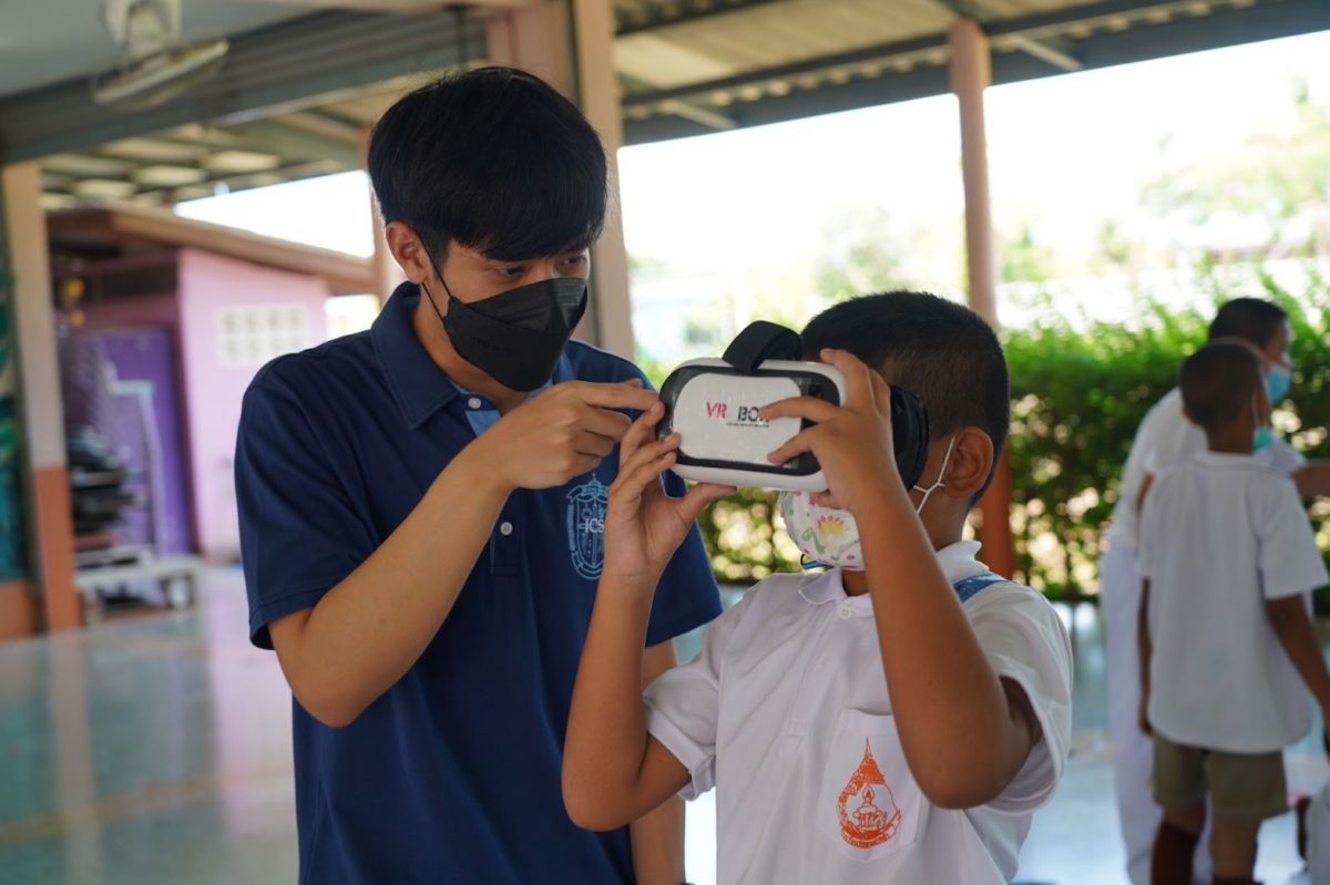 Supporting STEM education through Virtual Reality