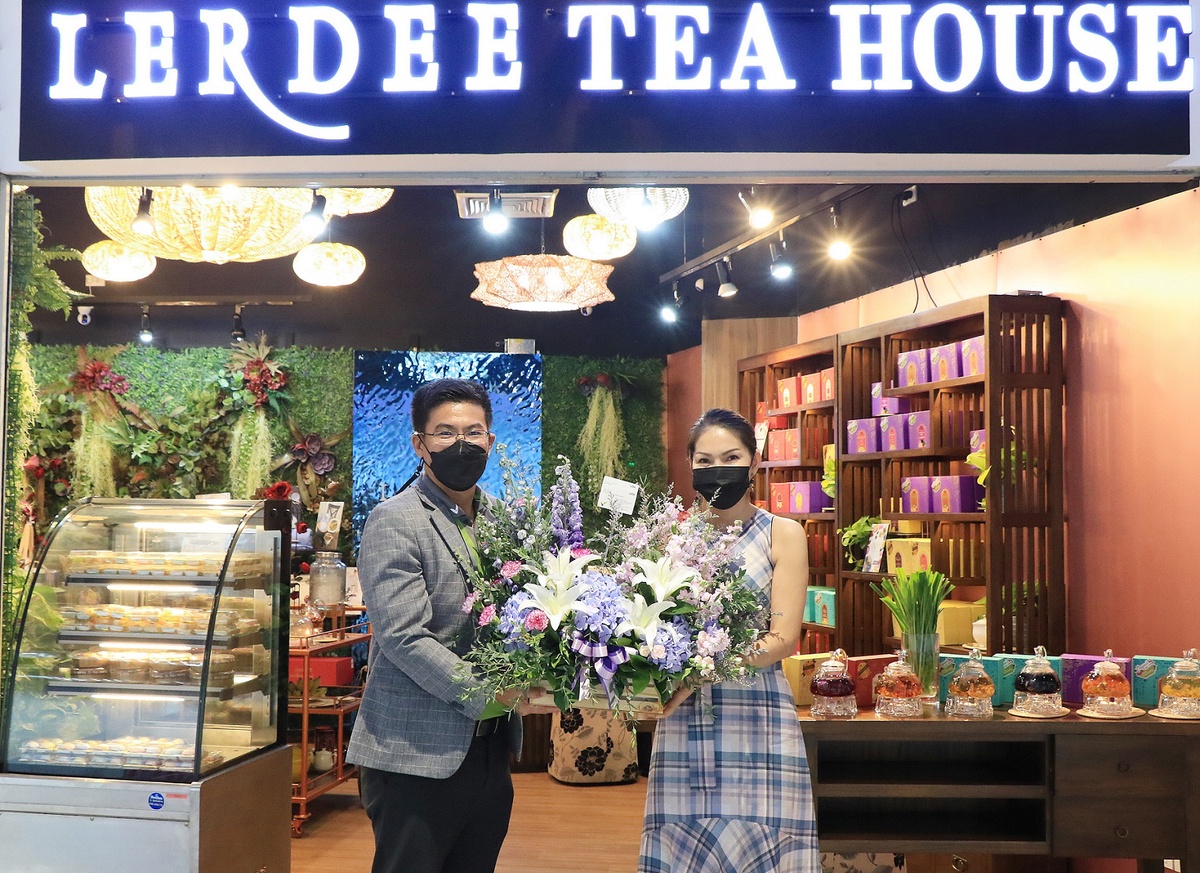 เอ็ม บี เค เซ็นเตอร์ ร่วมแสดงความยินดีเปิดร้าน LERDEE TEA HOUSE ชั้น G โซน D ผลิตภัณฑ์ชาดอกไม้ ขนมไทยแสนอร่อย ผลิตภัณฑ์สกินแคร์