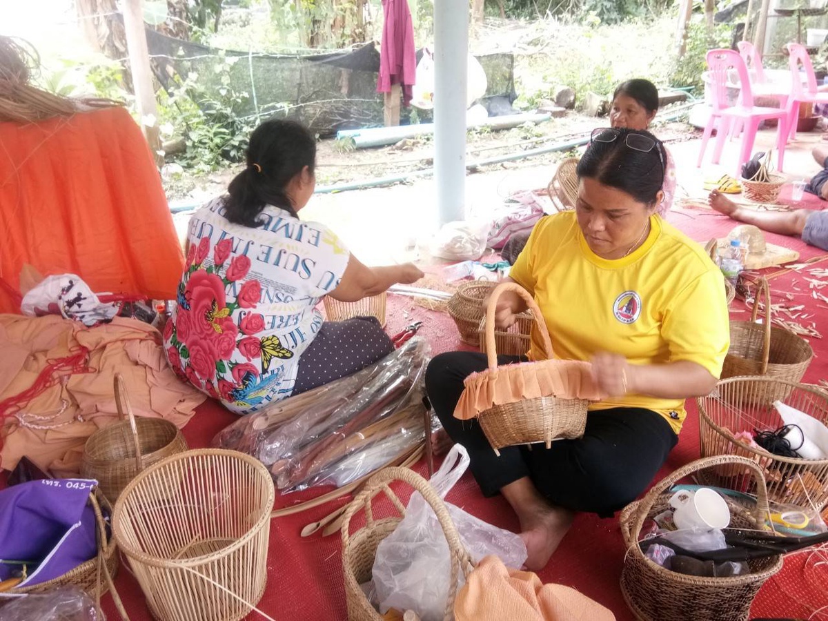 ก.แรงงาน น้อมนำแนวคิดพระพันปีหลวง ฝึก การแส่วผ้า เสริมทักษะแก่ชาวบ้าน