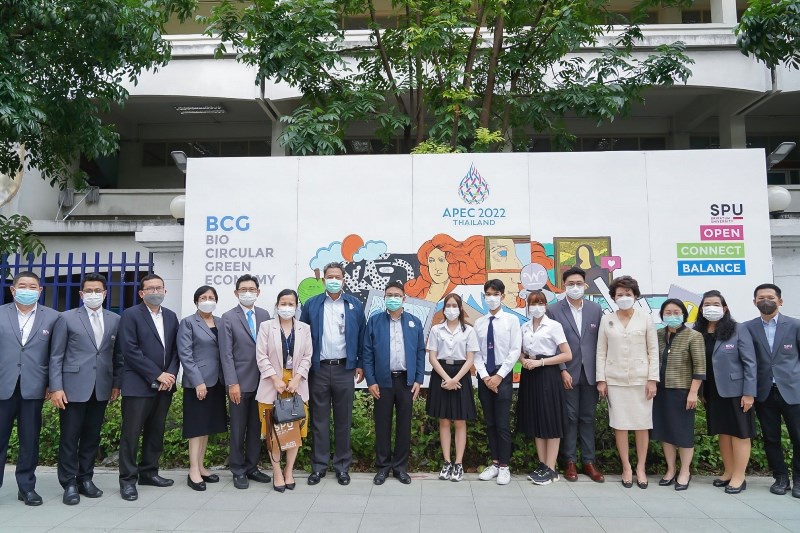 ม.ศรีปทุม ร่วมกับ กระทรวงการต่างประเทศ จัดกิจกรรม APEC Logo Fence Graffiti