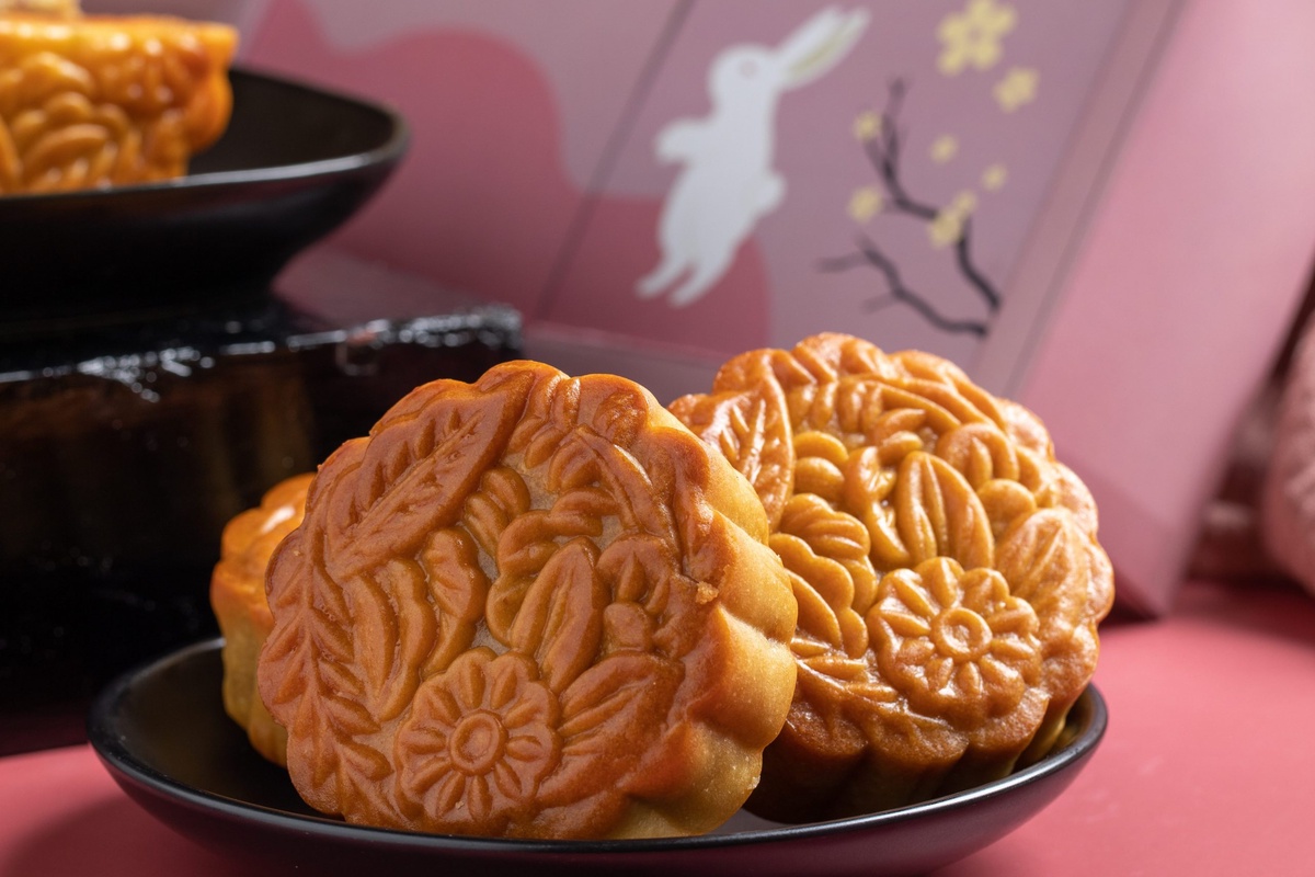 Cafe Kantary Celebrates the Moon Cake Festival with 3 Delicious Moon Cakes from its own Healthy Bakery