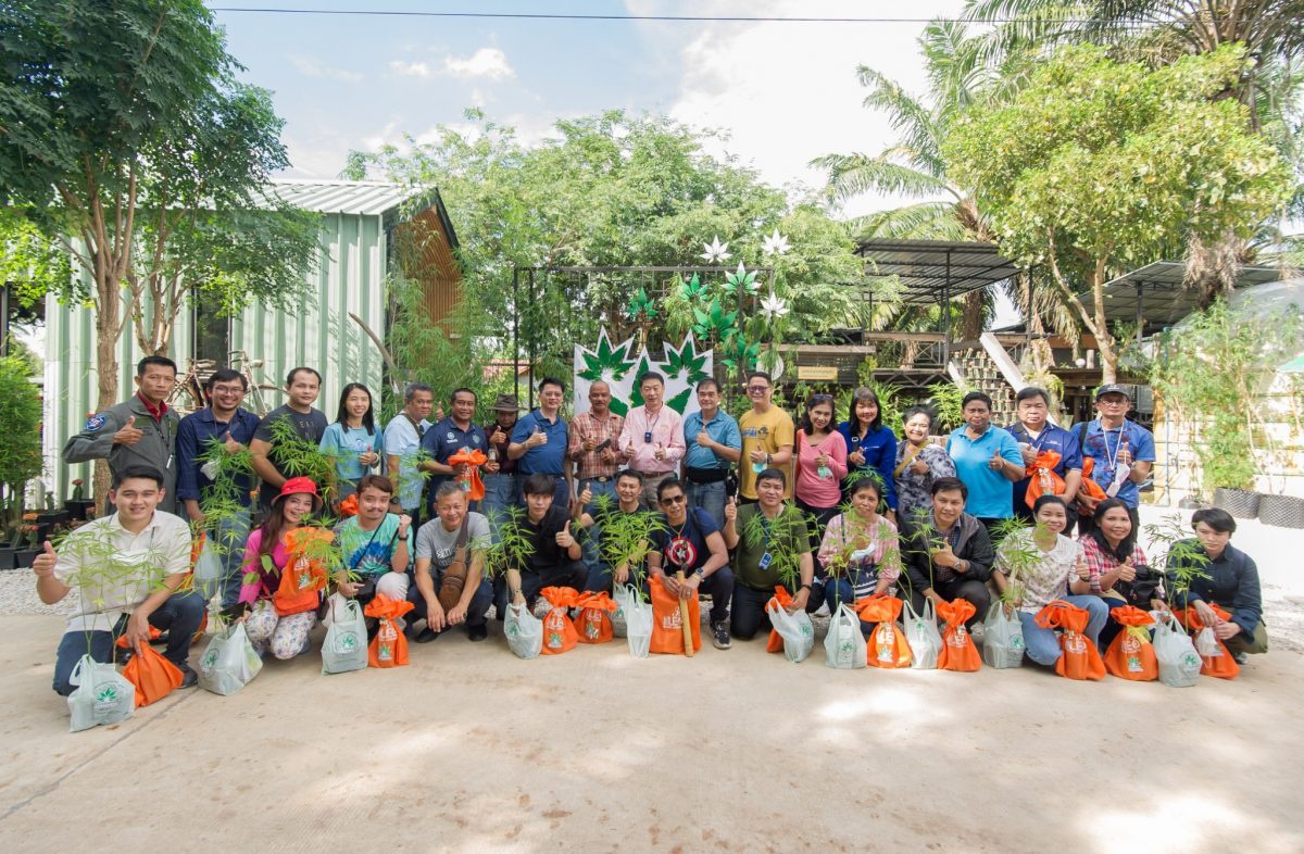 LEO นำทีมสื่อมวลชน เยี่ยมชมโรงเรือนเพาะปลูกกัญชา ณ ชุมชนสุขฤทัย เกษตรปลอดภัย จ.อุทัยธานี