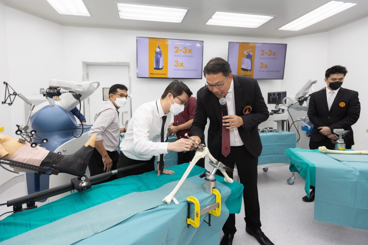 รพ.ธรรมศาสตร์ฯ เปิดศูนย์ผ่าตัดเปลี่ยนข้อครบวงจรแห่งเดียวในเอเชียตะวันออกเฉียงใต้ ยกระดับศูนย์การแพทย์เฉพาะทางด้านข้อเข่าข้อสะโพก เปลี่ยนข้อเทียมด้วยเทคโนโลยีแขนหุ่นยนต์