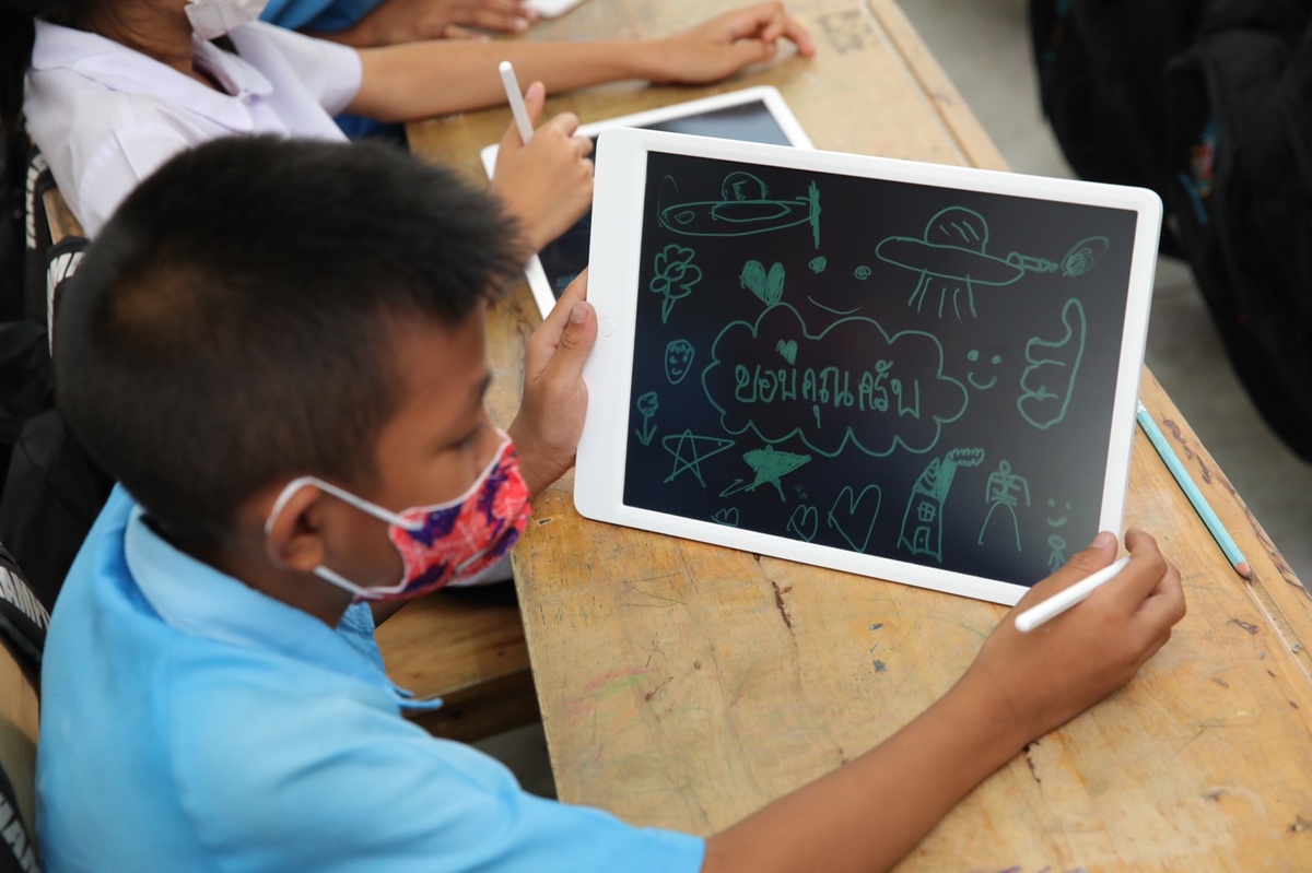 'เสียวหมี่' สนับสนุนด้านการศึกษาและเทคโนโลยีแก่เยาวชนไทย มอบกระดานแท็บเล็ตวาดภาพหน้าจอแอลซีดีและอุปกรณ์การศึกษา จำนวน 300 ชุด ในโครงการร้อยพลังการศึกษา มูลนิธิยุวพัฒน์