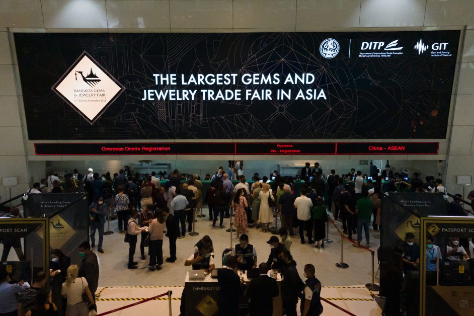 Bangkok Gems and Jewelry Fair ครั้งที่ 67 เปิดตัววันแรกสุดคึกคัก พร้อมจัดแสดงสินค้าตระการตา โดยผู้ประกอบการกว่า 2,000 คูหา