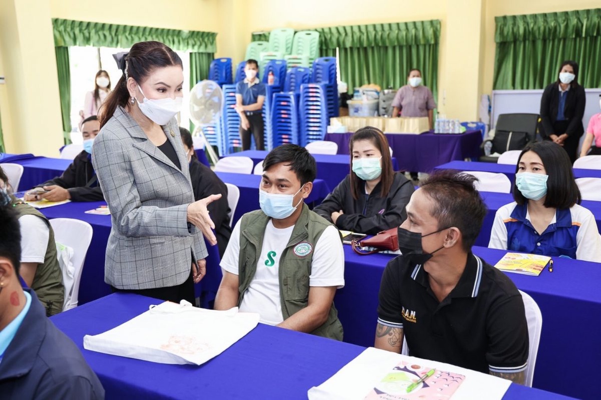 รมว.สุชาติ ส่ง'ที่ปรึกษา'มอบรางวัลสถานประกอบการดีเด่น จ.เพชรบุรี จูงใจนายจ้างมีระบบแรงงานสัมพันธ์ จัดสวัสดิการดูแลลูกจ้างที่ดี