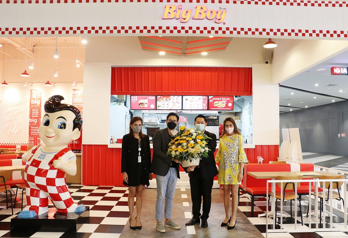 เอ็ม บี เค เซ็นเตอร์ มอบกระเช้าดอกไม้แสดงความยินดี Big Boy เปิดร้านใหม่ ชั้น G โซน A