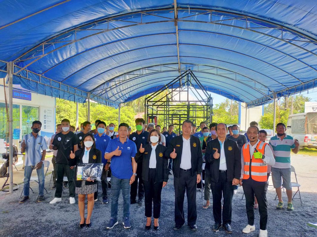 สถาบันพัฒนาฝีมือแรงงาน 22 นครศรีธรรมราชร่วมกับบริษัท เอ็นเอส บลูสโคป (ประเทศไทย) จำกัด ฝึกอบรมการติดตั้งเหล็กโครงสร้างมวลเบา ผนัง และหลังคาเหล็กเมทัลชีท