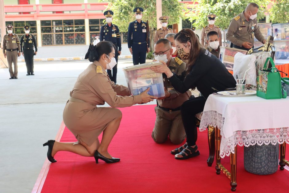 ศาสตราจารย์ ดร.สมเด็จเจ้าฟ้าฯ กรมพระศรีสวางควัฒน วรขัตติยราชนารี พระราชทานสิ่งของยังชีพแก่ราษฎรที่ประสบอุทกภัย