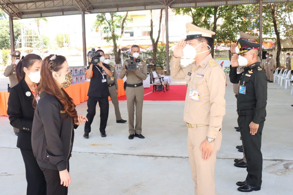 ศาสตราจารย์ ดร.สมเด็จเจ้าฟ้าฯ กรมพระศรีสวางควัฒน วรขัตติยราชนารี พระราชทานสิ่งของยังชีพแก่ราษฎรที่ประสบอุทกภัย ในพื้นที่จังหวัดนครราชสีมา