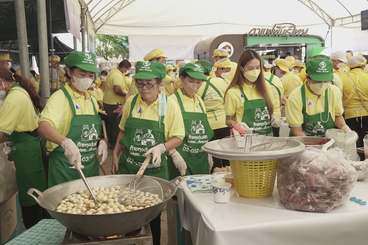 PTG ร่วมกับสมาคมภัตตาคารไทยและกัลยาณมิตร นำทัพสนับสนุนก๊าซหุงต้มพีที น้ำมันปาล์มมีสุข และกาแฟพันธ์ไทย ให้กับโรงครัวพระราชทาน