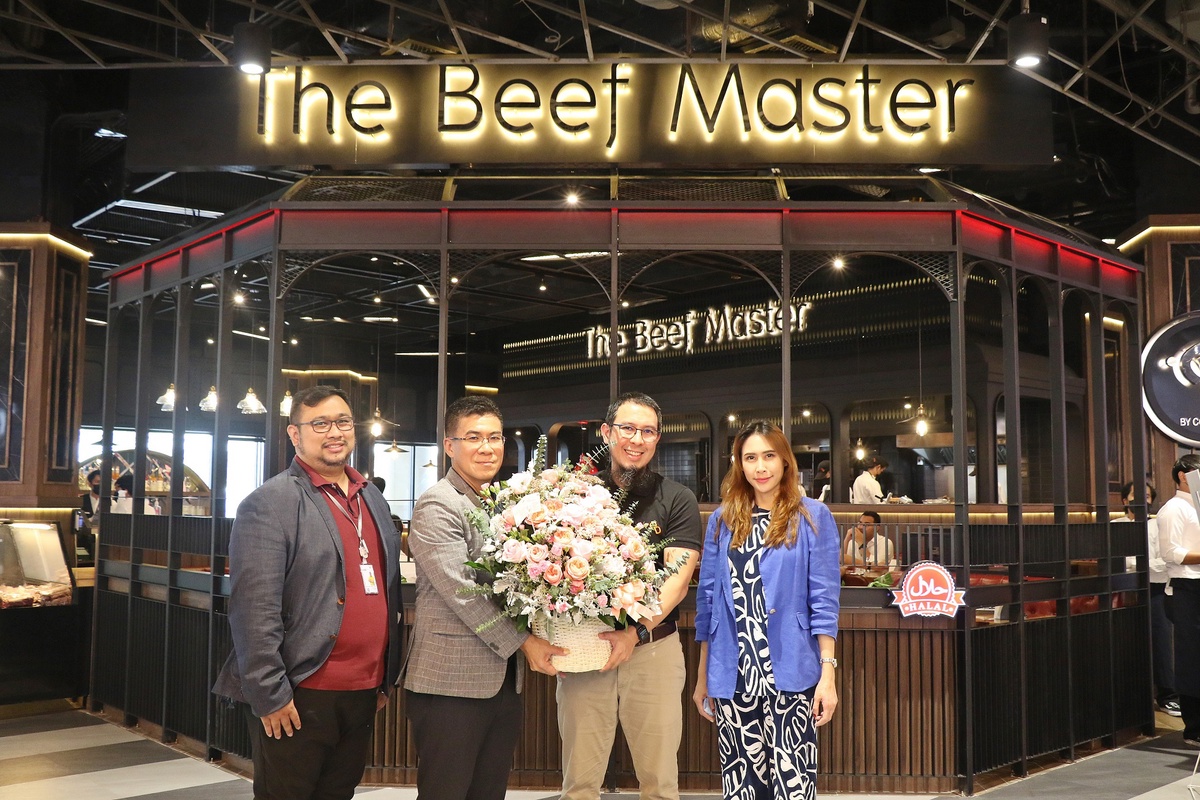 เอ็ม บี เค เซ็นเตอร์ มอบดอกไม้แสดงความยินดี The Beef Master เปิดตัวร้านใหม่ โฉมใหม่ ชั้น G โซน A