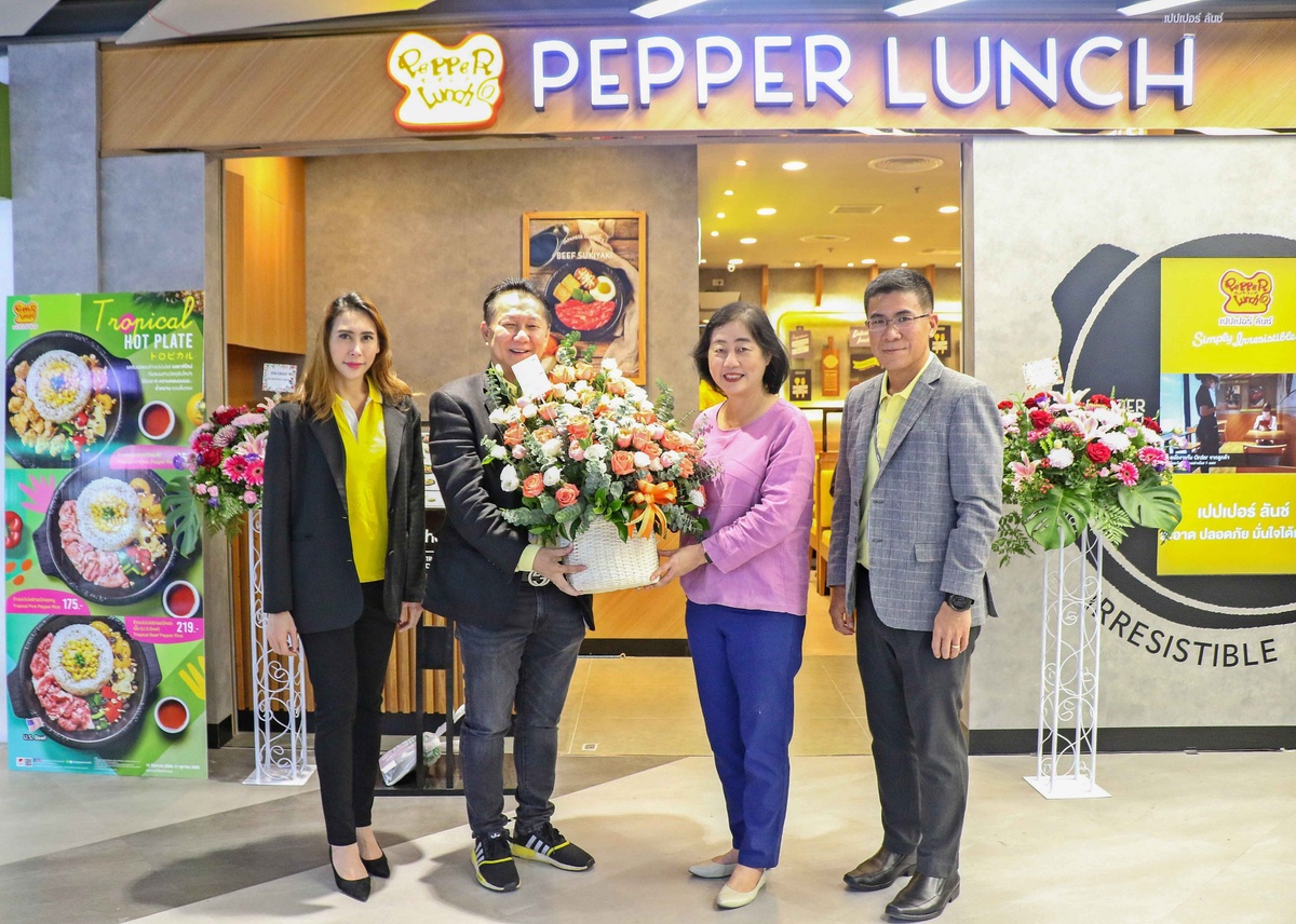 ผู้บริหารเอ็ม บี เค เซ็นเตอร์ มอบดอกไม้แสดงความยินดีเปิดร้านใหม่ PEPPER LUNCH ชั้น 2 โซน B