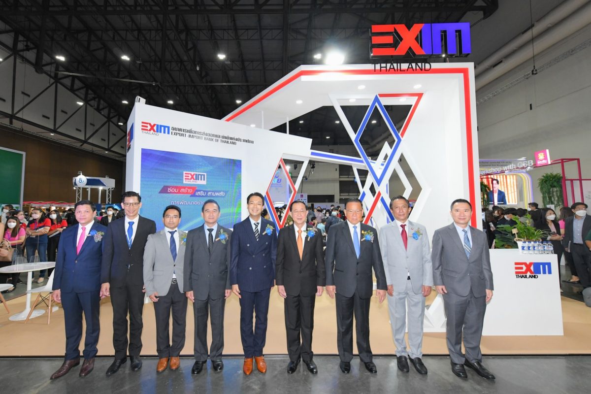 รัฐมนตรีว่าการกระทรวงการคลังเยี่ยมชมบูท EXIM BANK ในงานมหกรรมร่วมใจแก้หนี้