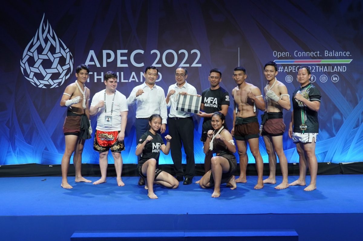 เครือซีพี ร่วมกับ กระทรวงการต่างประเทศ ส่งเสริม Soft Power ชูมวยไทยกีฬาประจำชาติ บัวขาว บัญชาเมฆ นำทีมโชว์ศิลปะแม่ไม้มวยไทย เอกลักษณ์ไทยสู่สายตาสื่อทั่วโลกในงาน APEC