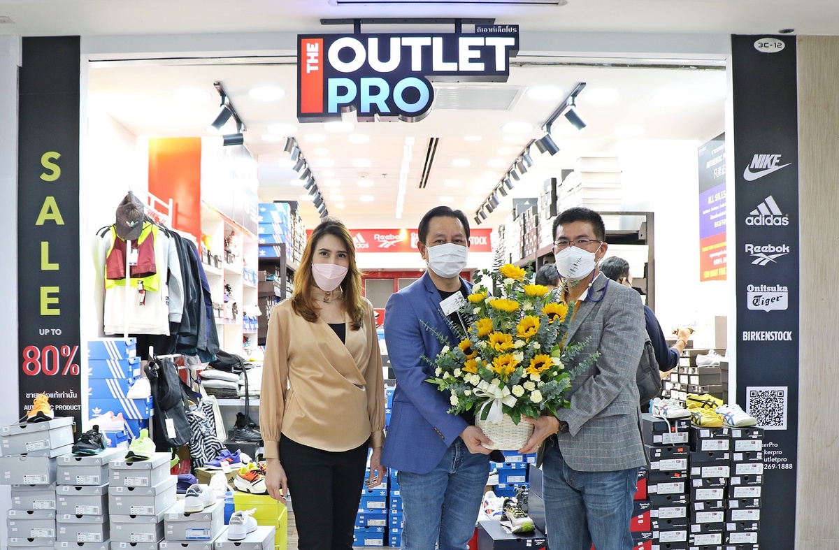 เอ็ม บี เค เซ็นเตอร์ มอบดอกไม้แสดงความยินดีเปิดร้านใหม่ THE OUTLET PRO ถูกใจสายสปอร์ต ขนทัพรองเท้ากีฬาแบรนด์ดังลดสูงสุด 80 % ชั้น 3 โซน C