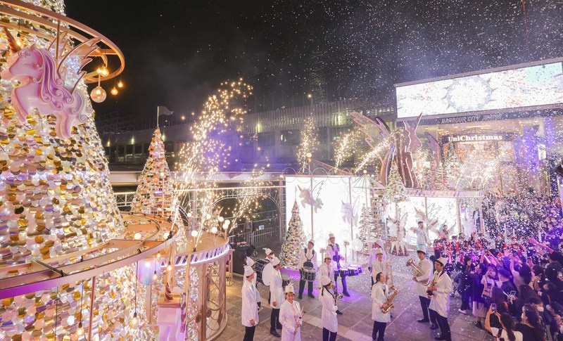 Harbour City Shopping Mall in Hong Kong resumes large-scale outdoor Christmas Decoration and Promotions to celebrate with everyone around the