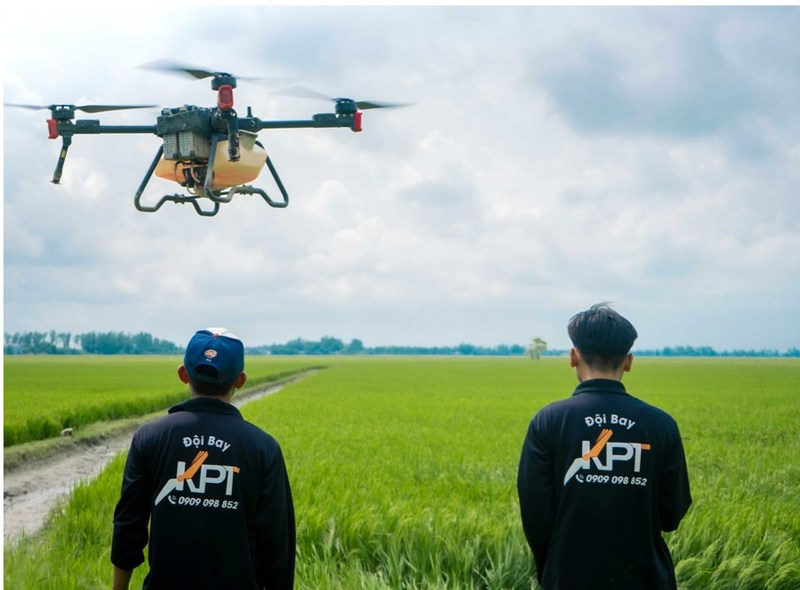XAG Equips Vietnam Rice Farmers with Drones to Earn More