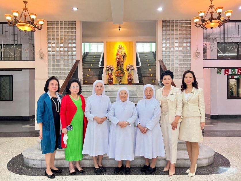 สมาคมศิษย์เซนต์ฟรังซีสซาเวียร์ในพระบรมราชินูปถัมภ์ นำทีมอวยพร คณะภคินี เซนต์ปอลเดอชาร์ตร