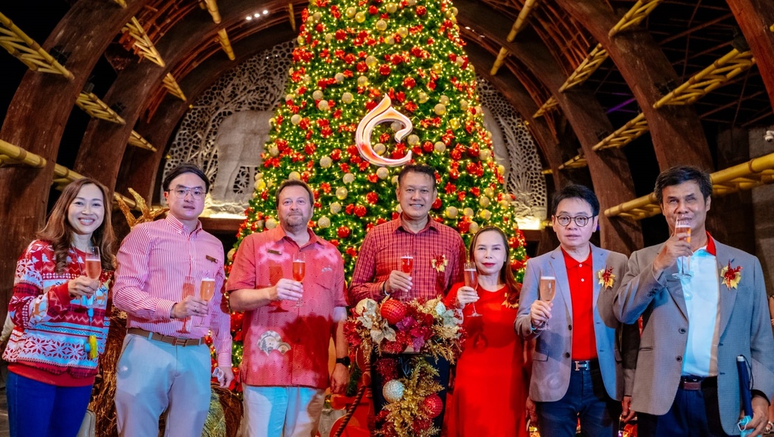 Sharing the start of Christmas festivities at the traditional Centara Grand Mirage Pattaya's 13th Annual Christmas Tree Lighting Ceremony.