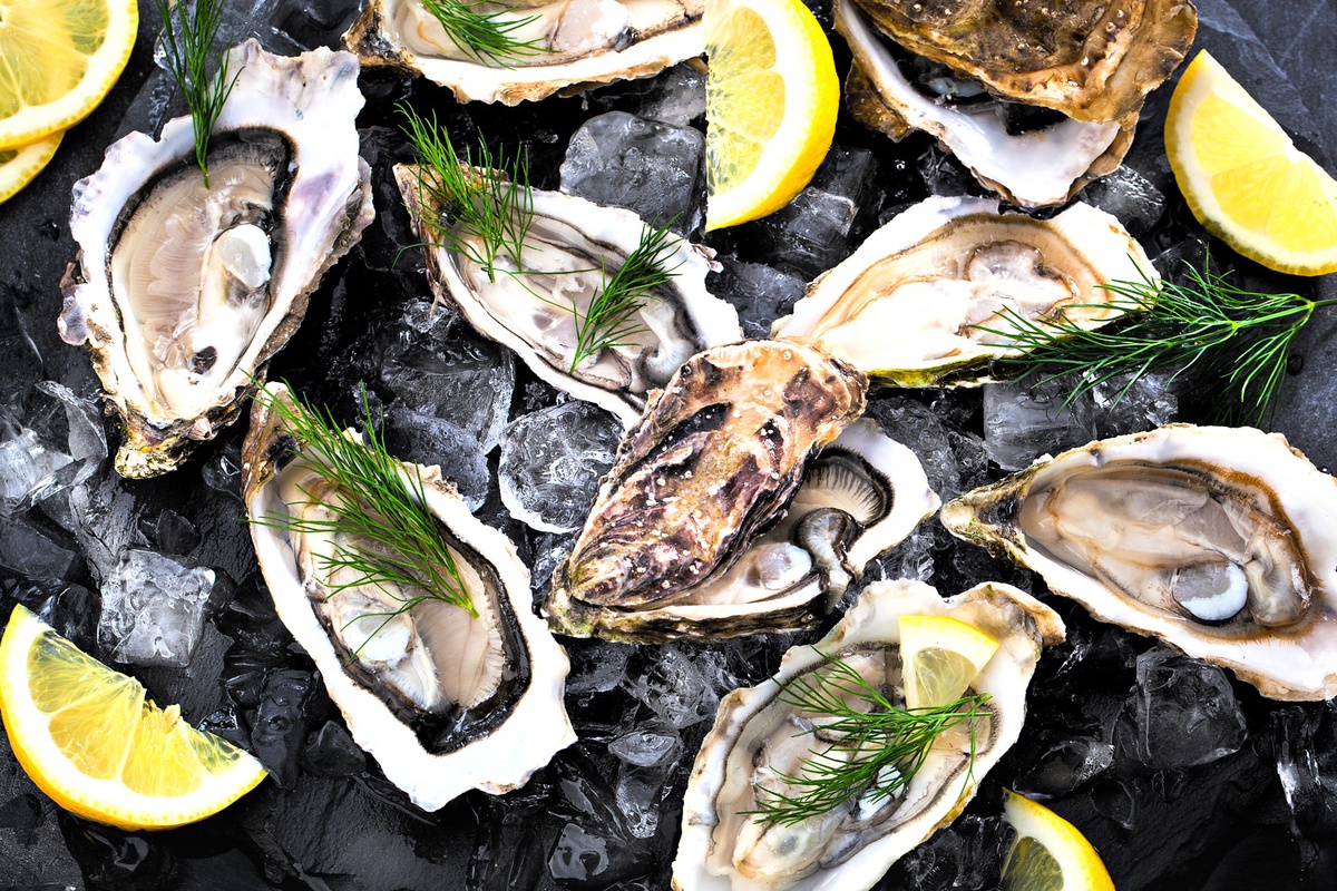 AN OYSTER LOVER'S PARADISE EMERGES EVERY EVENING AT THE DINING ROOM, GRAND HYATT ERAWAN BANGKOK