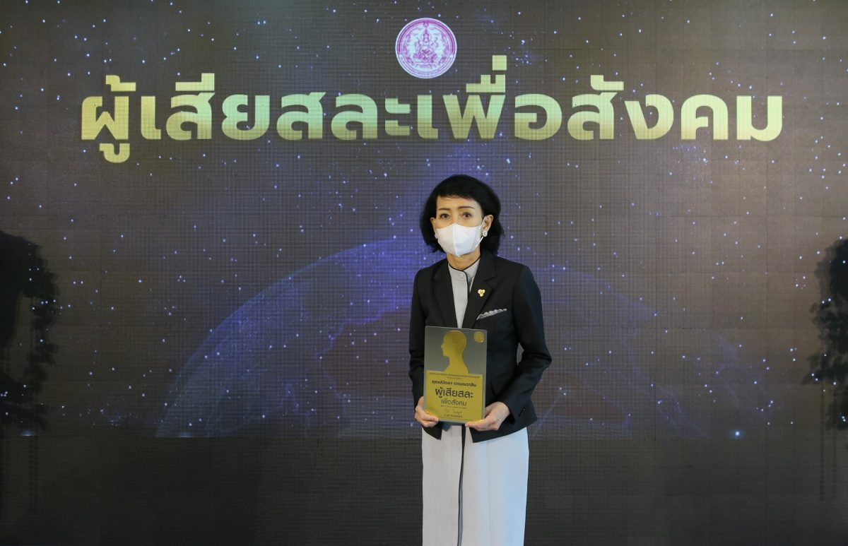 ปนัดดา เจณณวาสิน ผู้บริหารหญิงอีซูซุ รับรางวัลเกียรติยศ ผู้เสียสละเพื่อสังคม