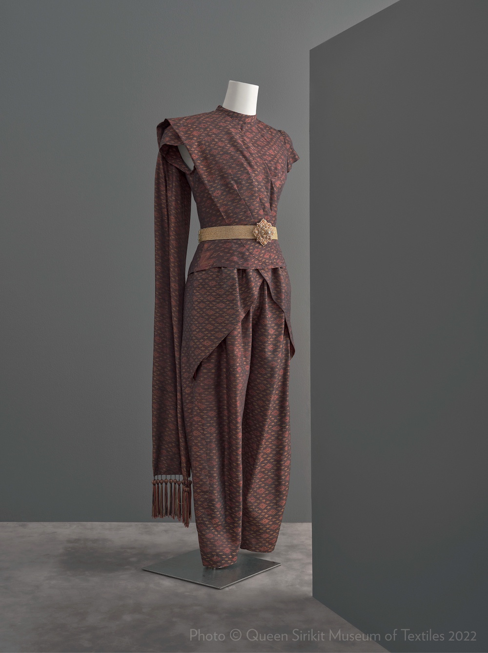 พิพิธภัณฑ์ผ้าฯ ชวนชม 12 ฉลองพระองค์ไฮไลท์ 5 ยุคสมัย ใน สิริราชพัสตราบรมราชินีนาถ