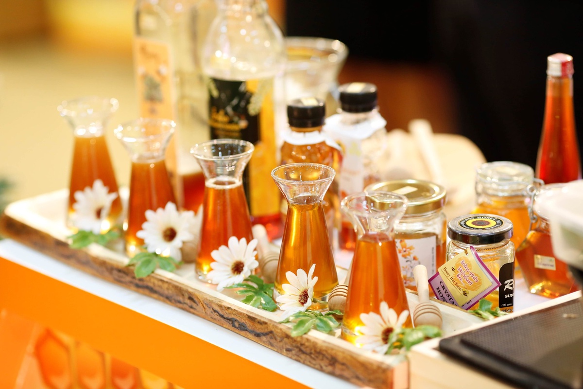 กรมส่งเสริมการเกษตร ลั่น น้ำผึ้งเดือน 5 คนโสดก็ดื่มได้ ชวนซื้อฝากครอบครัวในเทศกาลสงกรานต์ แนะเกษตรกรเลือกเก็บน้ำผึ้งตามคำแนะนำ