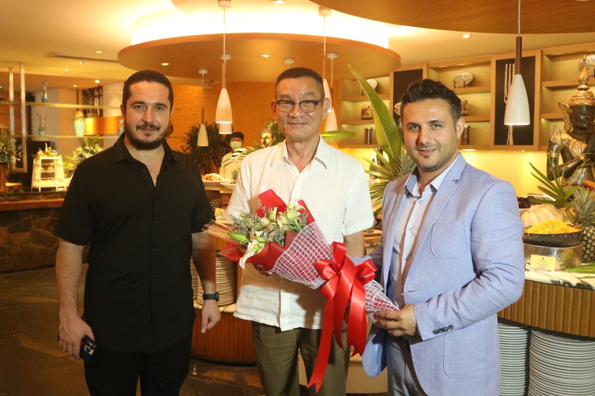 Pegas Touristik greeting and congratulations to General Manager, Centara Grand Mirage Beach Resort Pattaya