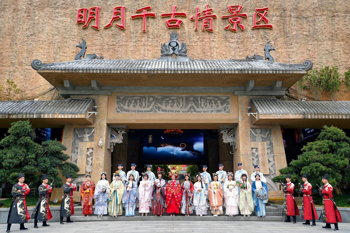 Xinhua Silk Road: ผู้สื่อข่าวต่างประเทศร่วมสำรวจวัฒนธรรมท้องถิ่นและเสน่ห์อันโดดเด่นของเมืองอี้ชุน มณฑลเจียงซี ประเทศจีน
