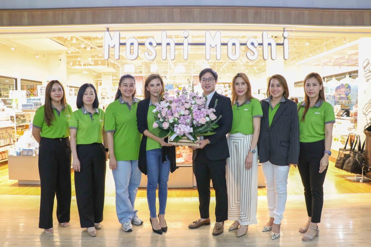 เอ็ม บี เค เซ็นเตอร์ มอบดอกไม้แสดงความยินดีฉลองเปิดร้านใหม่ Moshi Moshi ชั้น 6 โซน C