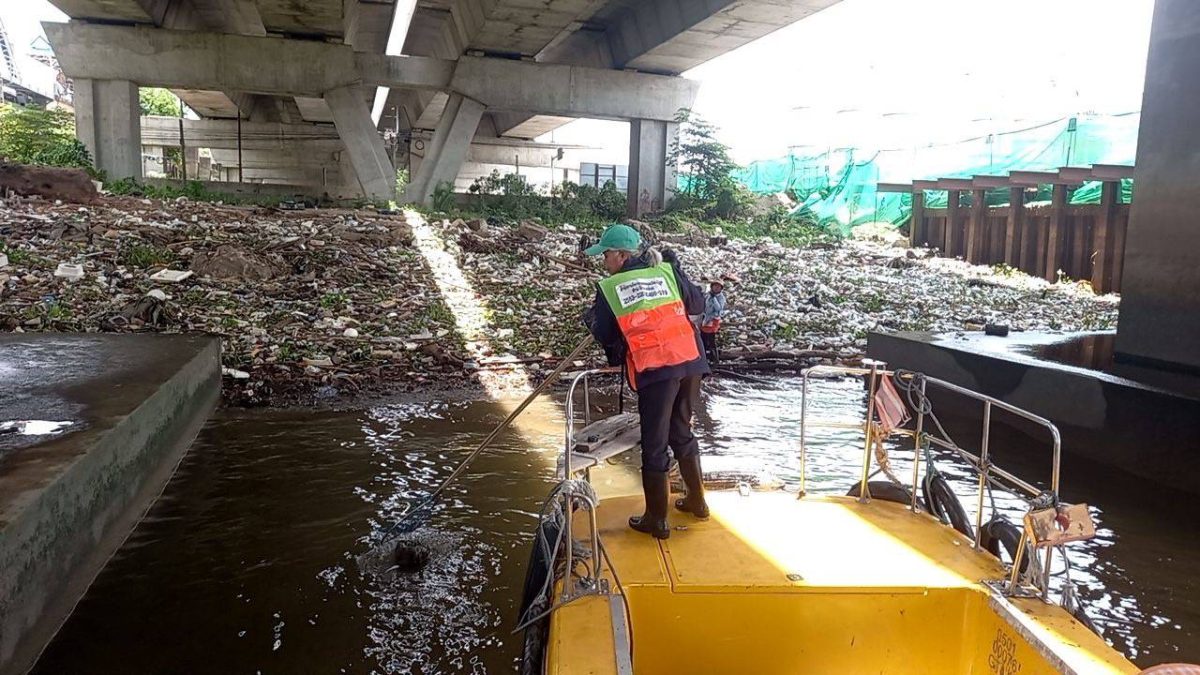กทม.จัดเก็บขยะตกค้างในแม่น้ำเจ้าพระยาใต้สะพานพระราม 6 เตรียมแผนระยะยาวแก้ปัญหาทิ้งขยะลงแม่น้ำลำคลอง