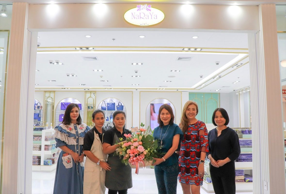 ผู้บริหารพาราไดซ์ พาร์ค แสดงความยินดี NaRaYa (นารายา) แบรนด์กระเป๋าสัญชาติไทย ปรับโฉมร้านใหม่