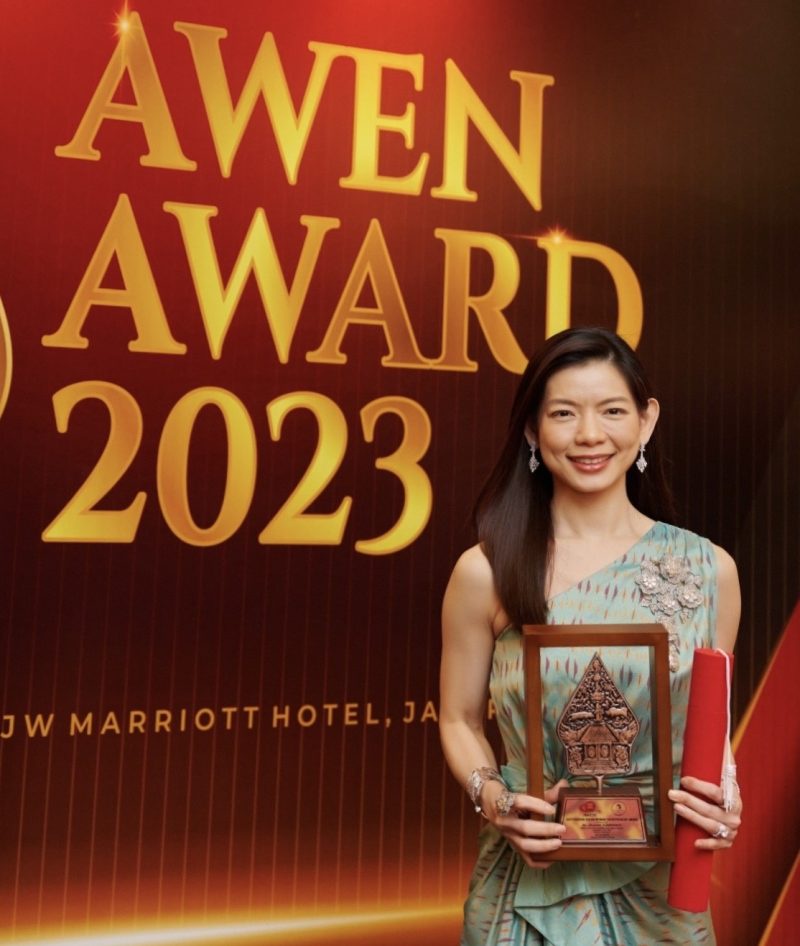 อัญรัตน์ พรประกฤต ซีอีโอแกร่งแห่งเพชรยูบิลลี่ เปล่งประกายบนเวทีอาเซียน รับรางวัลผู้บริหารหญิง AWEN Awards 2023