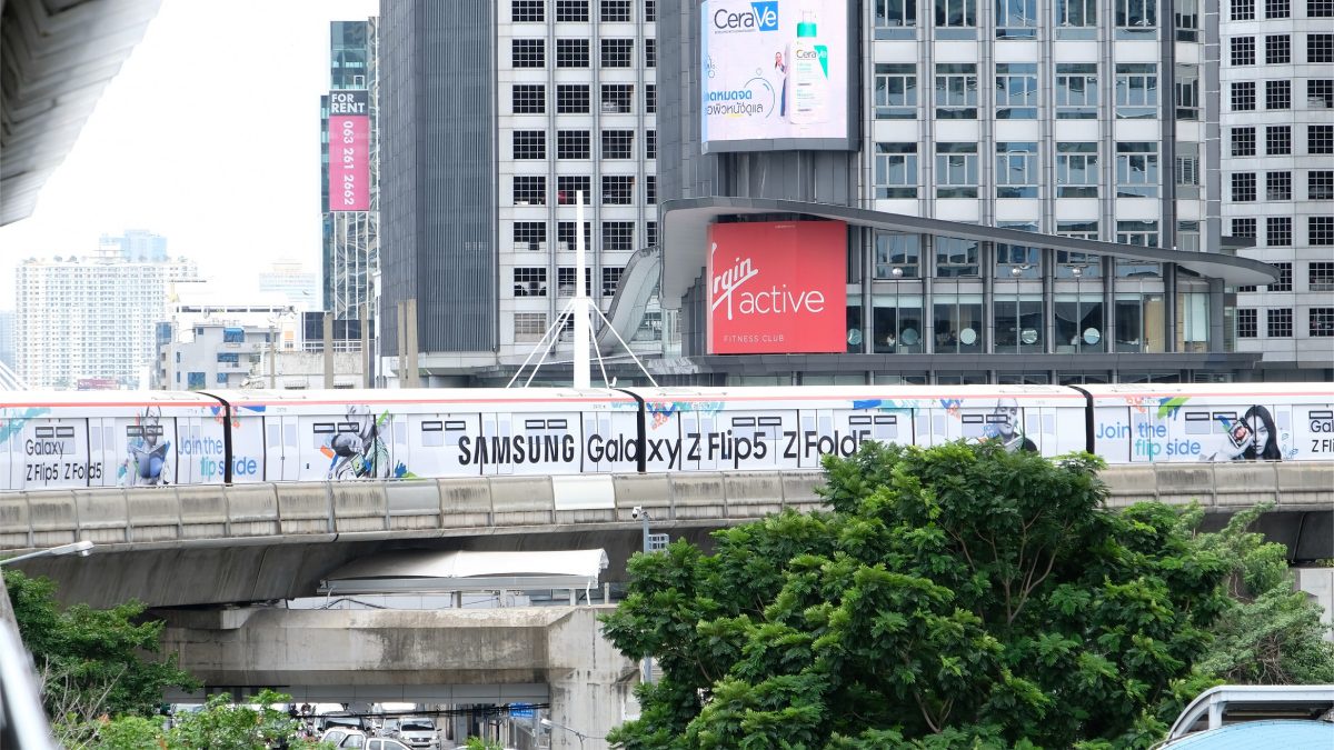 Samsung จับมือ ลีโอ เบอร์เนทท์ ประเทศไทย และ ปับลิซิส มีเดีย เทคโอเวอร์แลนด์มาร์คใจกลางเมืองเปิดประสบการณ์ ยินดีต้อนพับ ของ Galaxy Z Flip 5 และ Z Fold