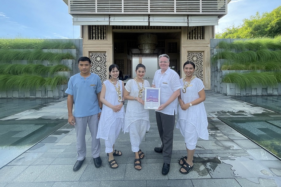 Cape Nidhra Hotel, Hua Hin, Receives Award from HolidayCheck 2023