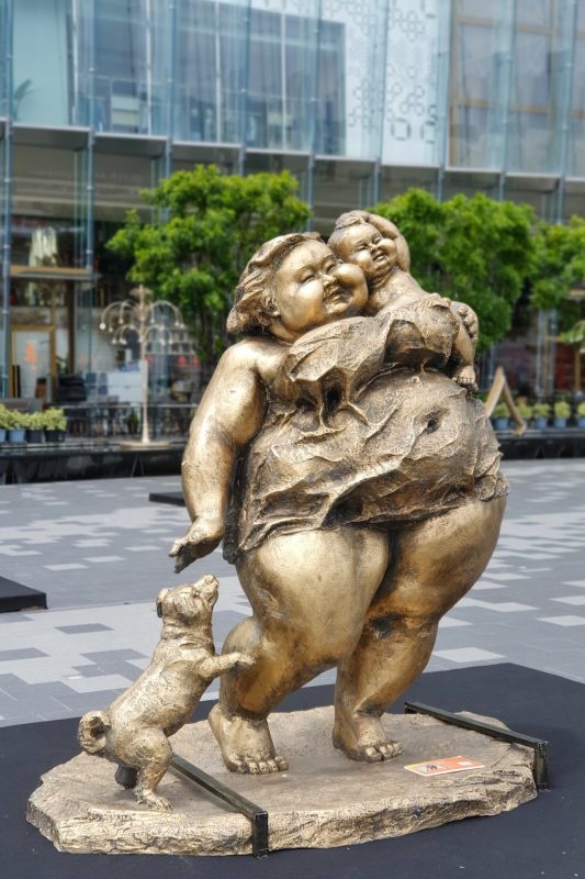 สถาบันประติมากรรมกว่างโจว โดยศิลปินชื่อดังชาวจีน ซู หวงเฟย ร่วมกับ ไอคอนสยาม จัดนิทรรศการงานประติมากรรม ภายใต้ชื่อ Xu Hongfei Sculpture World Tour Exhibition - Thailand : Love in Siam
