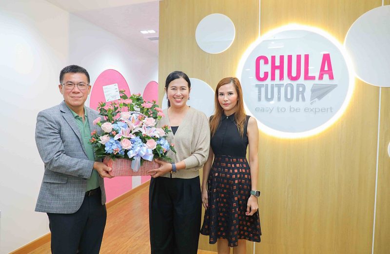ผู้บริหารเอ็ม บี เค เซ็นเตอร์ นำทีมร้านค้าสัมพันธ์มอบดอกไม้แสดงความยินดี CU TUTOR เปิดสถาบันแห่งใหม่ ชั้น 4 โซน D