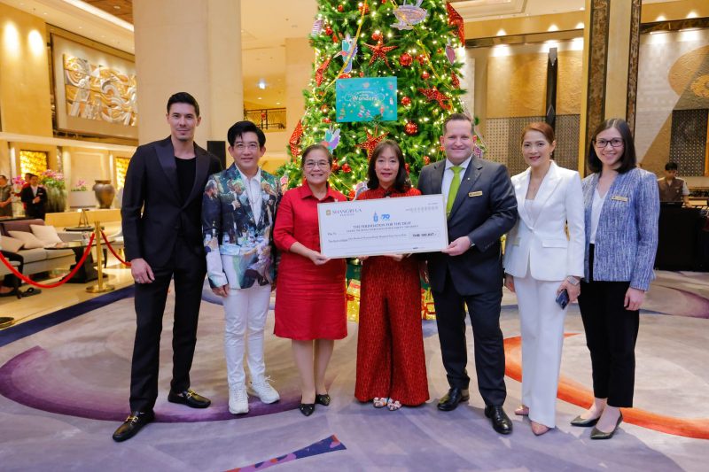 Shangri-La Bangkok Presents Donation to The Foundation of the Deaf Under the Royal Patronage of Her Majesty the Queen At the 2023 Christmas Tree Lighting Ceremony