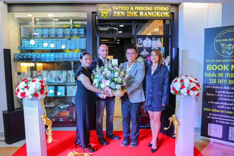 ผู้บริหารเอ็ม บี เค เซ็นเตอร์ มอบดอกไม้แสดงความยินดีร้านสักเปิดใหม่ ZEN INK BANGKOK ช่างสักประสบการณ์กว่า 15 ปีเป็นที่ยอมรับทั้งในและต่างประเทศ พร้อมให้บริการแล้ววันนี้ ชั้น 5 โซน