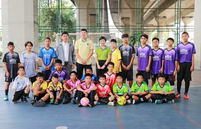 MBK Center สร้างสุขสู่ชุมชนส่งท้ายปี จัดแข่งขันฟุตซอลเยาวชนเชื่อมสัมพันธ์เขตปทุมวัน ครั้งที่ 3 อาร์ม ศุภวุฒิ นักฟุตซอลทีมชาติไทยร่วมถ่ายทอดเทคนิค สร้างแรงบันดาลใจนักเตะรุ่นเยาว์