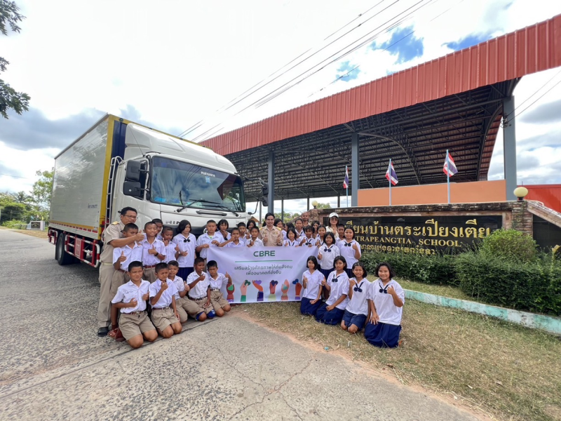 ซีบีอาร์อี ประเทศไทย ส่งต่อฝ้าเพดาน ให้แก่มูลนิธิกระจกเงาและโรงเรียนบ้านตระเปียงเตีย