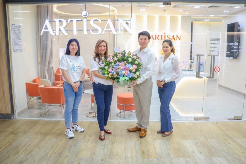 เอ็ม บี เค เซ็นเตอร์ มอบดอกไม้แสดงความยินดีคลินิกเสริมความงาม ARTISAN CLINIC เปิดร้านใหม่ พร้อมให้บริการแล้ววันนี้ที่ชั้น 6 โซน B