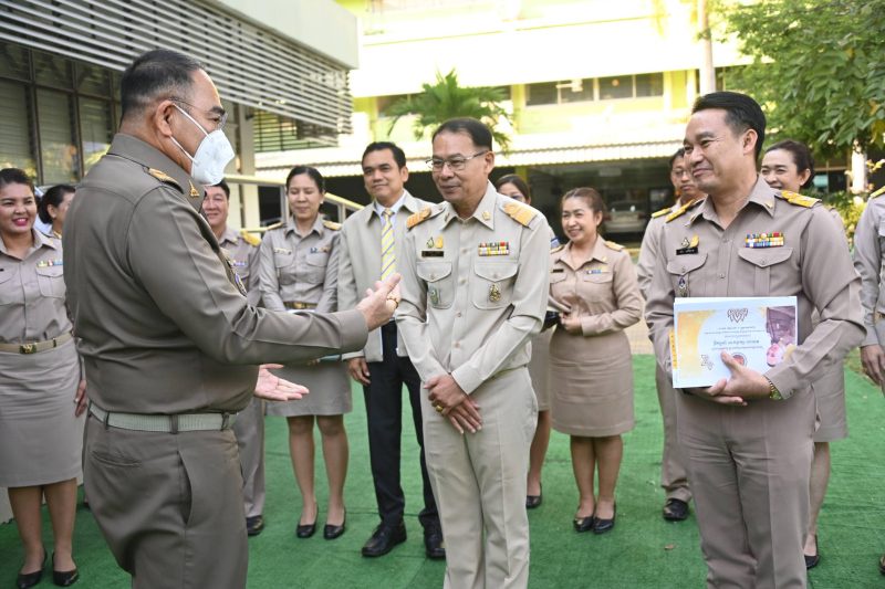 พลเอก กัมปนาท รุดดิษฐ์ องคมนตรี ตรวจเยี่ยมสถานศึกษาในโครงการกองทุนการศึกษา