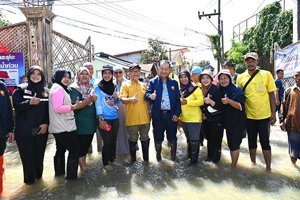 ประธานสภาผู้แทนราษฎร มอบถุงยังชีพผู้ประสบภัยน้ำท่วม จังหวัดปัตตานี