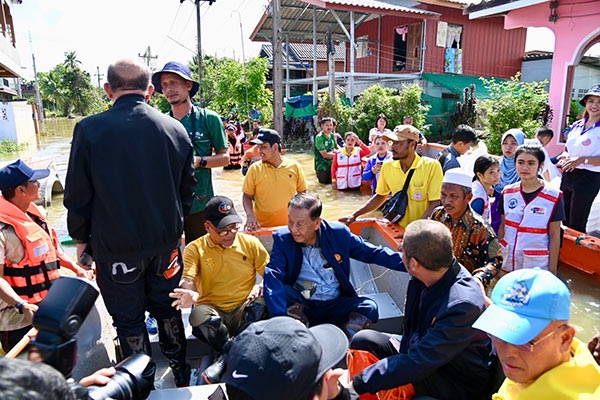 ประธานสภาผู้แทนราษฎร มอบถุงยังชีพผู้ประสบภัยน้ำท่วม จังหวัดปัตตานี