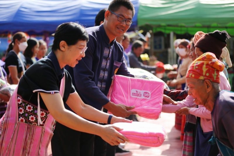 เมืองไทยประกันชีวิตขานรับการลดขยะขวดพลาสติก ผลิตผ้าห่มอัพไซคลิงเพื่อคนไทย
