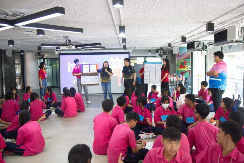 วิทยาลัยนานาชาติ DPU ปลื้มค่ายภาษาจีน ปังไม่หยุด รร.มัธยม จ่อคิวเข้าค่ายอย่างล้นหลาม เทอมเดียวค่ายพุ่งกว่า 14 ร.ร. ชี้เหตุนักลงทุนจีนแห่ทำธุรกิจในไทย ทำให้เด็กรุ่นใหม่หันเรียนภาษาจีนมากขึ้น