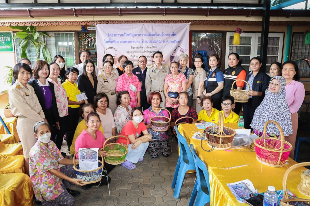 ปลัดฯไพโรจน์ลงพื้นที่หนองจอก เปิดอบรมสานตะกร้าหวายเทียม เพิ่มทักษะอาชีพ มีงานทำ มีรายได้