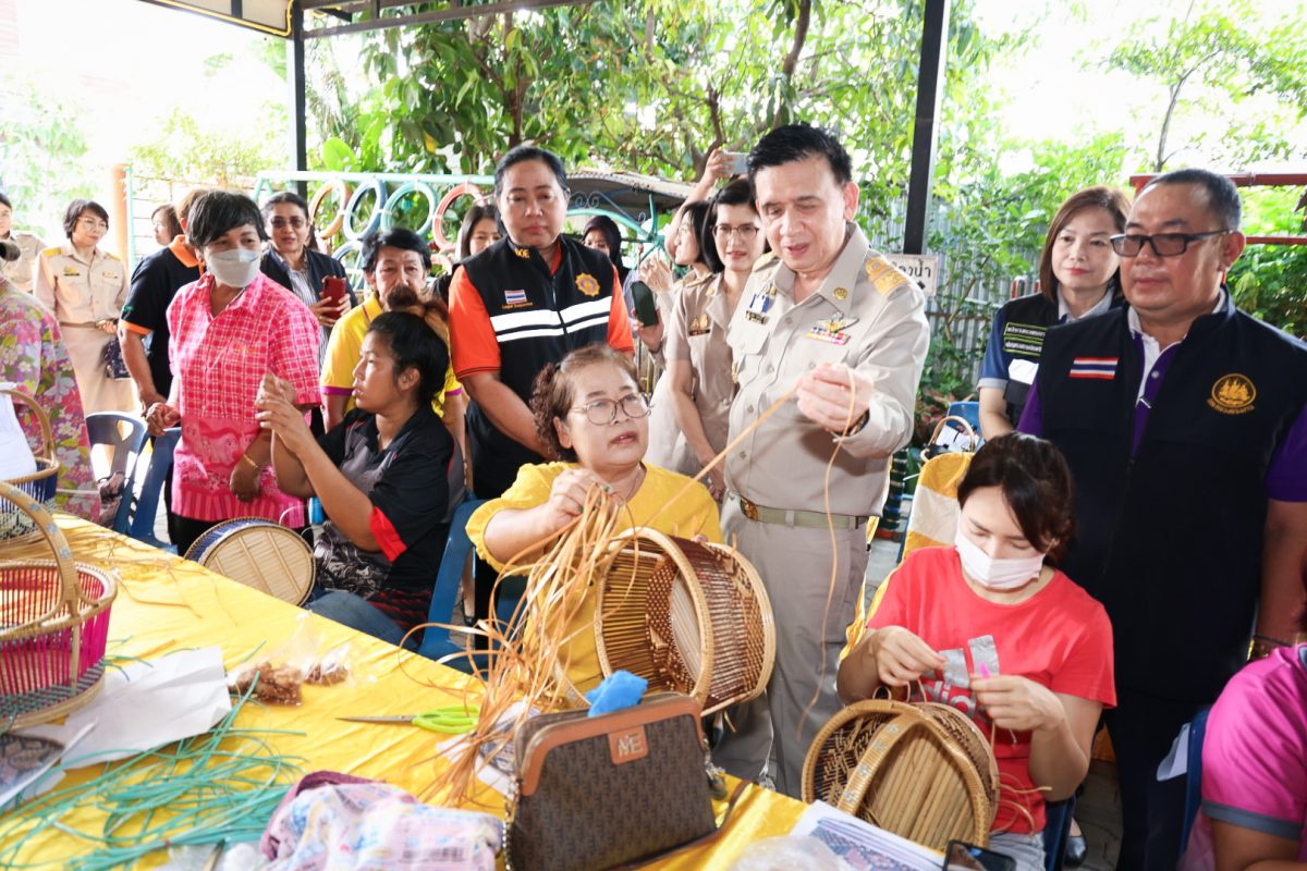 ปลัดฯไพโรจน์ลงพื้นที่หนองจอก เปิดอบรมสานตะกร้าหวายเทียม เพิ่มทักษะอาชีพ มีงานทำ มีรายได้